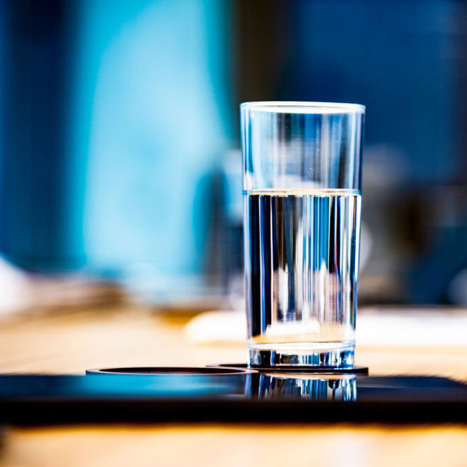 Verre d'eau sur un plan de travail dans un bureau